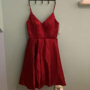 Säljer denna jättefina vinröda klänningen för den inte passar. Använd 1 gång, orginalpris ca. 1400kr