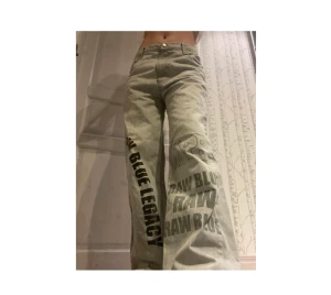 Jeans! - Jätte coola gråa Jeans! Skriv för frågor :) kan frakta snabbt😎   Vid stort intresse aktiverar jag budgivning:)