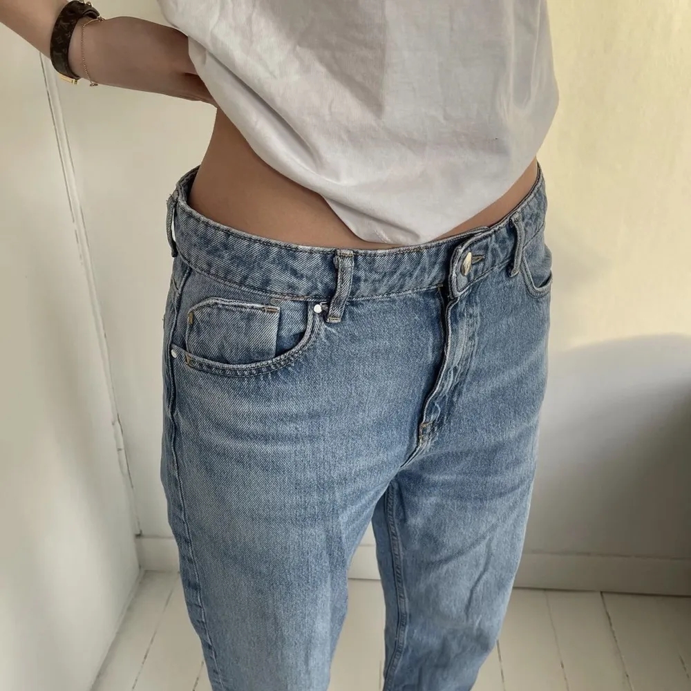 Full length jeans från Zara 💙 Modellen är 171cm lång.  Storlek: 40 Pris: 200kr . Jeans & Byxor.