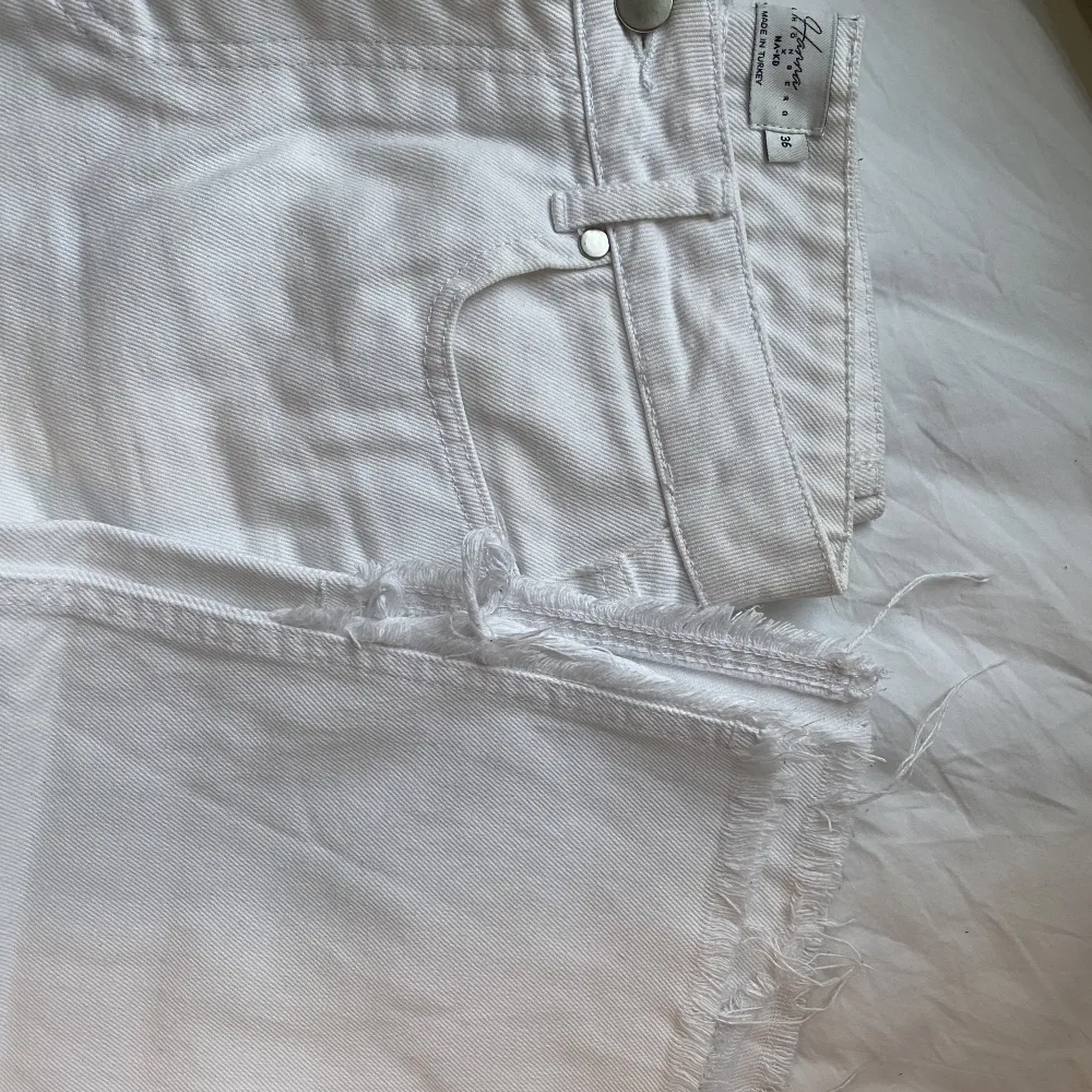Snygga vita bootcutjeans med slits från en av Hanna Schönbergs kollektioner med nakd! . Jeans & Byxor.