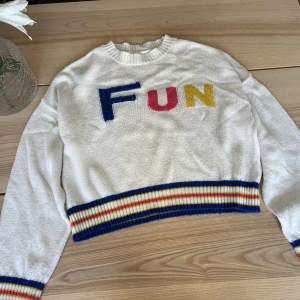 Stickad tröja med texten ”fun” på, Vet ej märke, passar en S.  