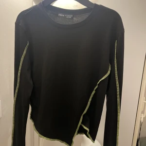 Topp - svart topp med gröna detaljer. Använd några gånger.