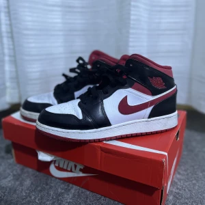 Jordan 1 Mid - Köptes förra året, fint skick men använts kanske 5 gånger. Kostar idag 1400kr att köpa i nypris.