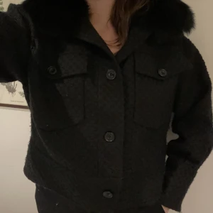 Meotine Charlie Jacket - Säljer min Meotine Charlie Jacka Svart i storlek L/XL. Har använt endast ett fåtal gånger (den är som ny). Pris kan såklart diskuteras. Skriv till mig om ni är intresserade!❤️‍🔥⚡️🌨  Köparen står för frakten❤️