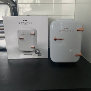 Stylpro beauty fridge/mini kyl  - Jättefin beauty fridge där du kan bevara dina skönhetsprodukter. Hjälper till att hålla produkterna fräscha och fri från bakterier. Köptes i somras (ej begagnat) så den är nästintill ny. Kommer med original förpackning + kabel | Nypris: 749 kr