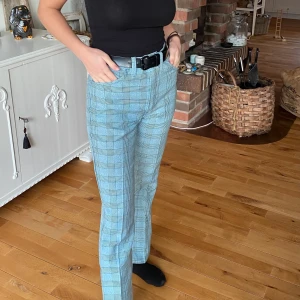 Coola kostymbyxor  - Rutiga kostymbyxor. Storlek saknas men passar på mig som är 160 lång. Stor i midjan, behöver själv skärp vilket jag tycker passar bra till. Inte slitna men använda