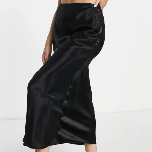 Asos - satin kjol  - Svart diagonalskuren midikjol i satin.   (Ej använd & prislapp kvar)