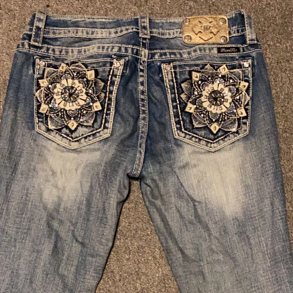 Världens sötaste miss me jeans! Säljes då dem inte riktigt är min stil. Bra skick om inte lite skrynkliga på bilden dådå. Jättesöta detaljer, pris kan diskuteras vid snabb affär🥰 Många intresserade just nu så kom gärna med bud:). Jeans & Byxor.
