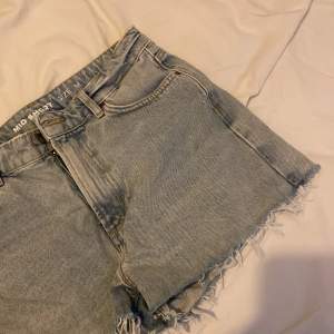 Jeans shorts från bikbok. Aldrig använda så dem är precis som nyskick. Säljer för att jag har ett par liknande. Nypris 400kr