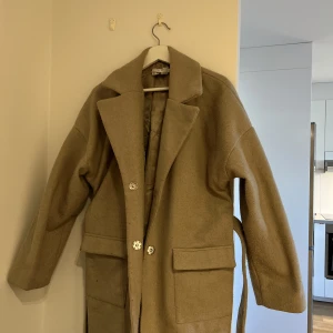 Beige kappa - Beige kappa från Hannalicious X NAKD. Storlek 36, använts få gånger.