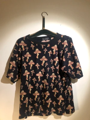 Tshirt med svampmönster - Cool, mjuk fin tisha med svampmönster