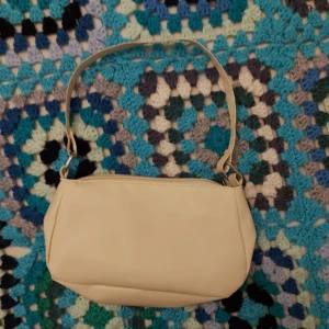 Beige liten handväska - Beige liten handväska från HM, aldrig använd. 💕