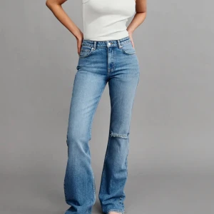 Jeans - Säljer dessa jättefina jeans i storlek 38 För att jag råka köpa fel storlek men hann ta bort prislappen💓 Endast testade, säljer dom för 350💓