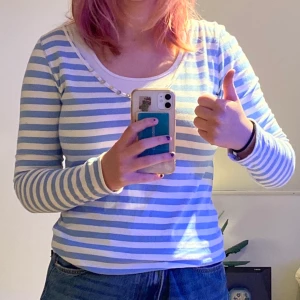 blå vit randig tröja - Säljer denna blåa och vita randiga tröja. Står att det är storlek M men sitter mer som en S! Frakt ligger på 59 kr😋