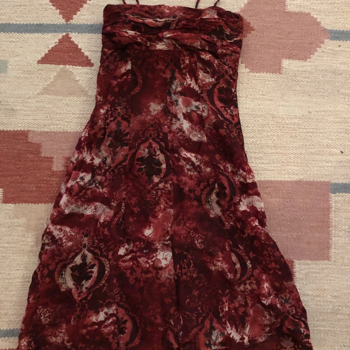 Super fin vinröd klänning med coolt mönster - 90