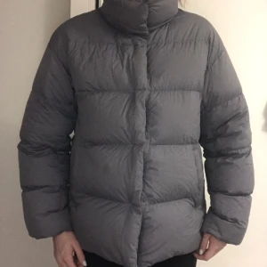 Dunjacka blå/ pufferjacka - Väldigt lätt och varm du jacka från uniqlo, har använts en del men i bra skick och inga större slitningar, förutom en liten fläck på insidan av ärmen som inte syns vid användning.