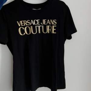 Svart och guldiga Versace T-shirt i storlek S.