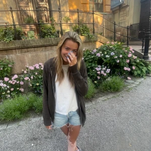 Cashmere hoodie från Zara herr - Knappt använd och nypris 2000kr, sälj pga får ingen användning av den 