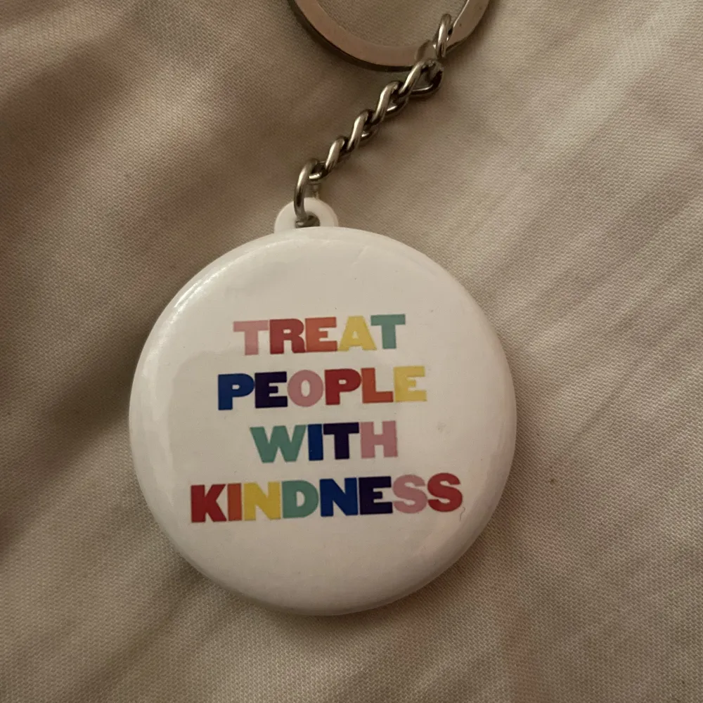 Harry Styles ”treat people with kindness” nyckelring. Köparen står för frakt. . Övrigt.