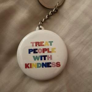 Harry Styles ”treat people with kindness” nyckelring. Köparen står för frakt. 