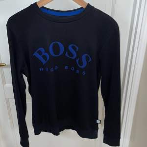 Säljer min Hugo Boss tröja som är köpt från Hugo Boss hemsida för 1100kr. Säljer pga ingen användning, den är i helt nytt skick.  Möts i Stockholmsområdet  Köparen står för fraktkostnader 