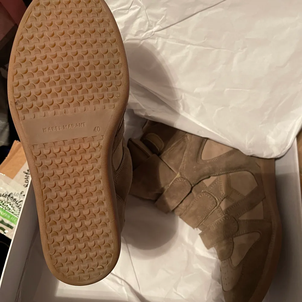 Fantastiskt fina nästintill oanvända Isabel Marant skor i storlek 40. Köpa för ca 4500. Box & dustbags ingår.. Skor.