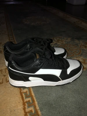 Puma skor, nyskick  - Skorna är inte köpta för så länge sen. Storlek 38. Använda Max 1 gång. Nypris 900kr.   Man står själv för frakten, kan gå ner i pris vid snabb affär