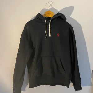 Ralph lauren hoodie - Säljer min snygga Ralph lauren hoodie. Det är relativt använd men fortfarande i bra skick👍🏻 Nypris: 1200. Hör av er om frågor eller fler bilder🥰