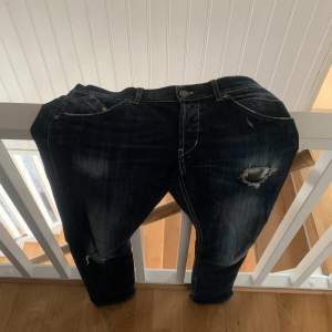Säljer nu mina mörkblåa dondup jeans  köpta från NK Göteborg. Jeansen är som nya och inga skador eller defekter. Storlek 32 B och 34 L nypris 2899. Skickar spårbart via postnord!   