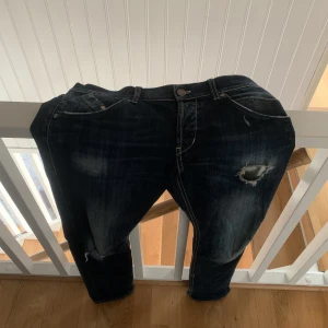 Dondup jeans herr  - Säljer nu mina mörkblåa dondup jeans  köpta från NK Göteborg. Jeansen är som nya och inga skador eller defekter. Storlek 32 B och 34 L nypris 2899. Skickar spårbart via postnord!   