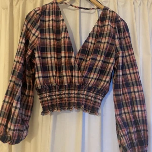 Rutig topp - Rutig/flanell topp, v-ringad bak och fram. Använd 1 gång köpt för 359kr