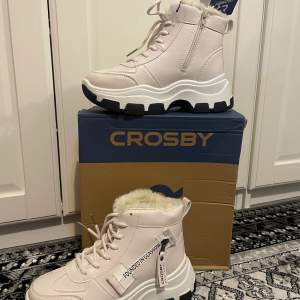 Ett par Snygga vinterskor av märket  Crosby scotland, skorna är aldrig använda.  skorna är vita och fodrade. Storlek 39 och fodrade.