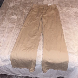 Beiga jeans - Säljer ett par beiga jeans aldrig använda 