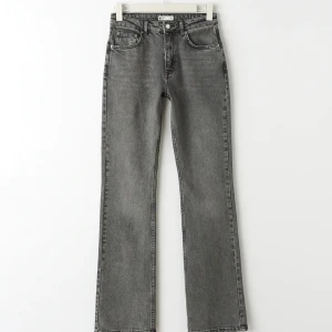Grå bootcut jeans - Jättefina grå jeans som tyvärr inte används. Sytt upp dom så dom passar mig som är 167🤍skriv för egna bilder, knappt använda