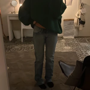 low-waisted levis jeans - köpt secondhand, men jag har själv aldrig använd dom 🥹 SUPER coola ⚡️jag är 160, står storlek 38 i dom men skulle absolut säga det är 34-36  250 + frakt 