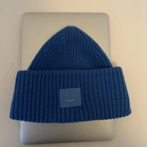 Blå acne mössa - Säljer denna blå acne mössan, bra skick.  Ganska ljus blå, inte mörk, färgen säljs inte längre Skickar gärna bättre bilder till seriöst intresserade Nypris 1500kr