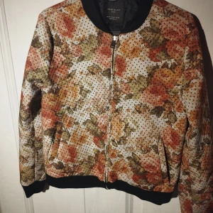 ZARA JACKA - Jacka strl M från Zara.Bra skick, endast använd ett fåtal gånger.