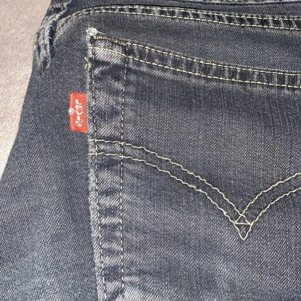 Säljer dessa super snygga low waist bootcut jeansen från Levis. Jag tycker personligen dem sitter lite kort på mig, men det är en smak sak. Ganska använda, men bra skick. Skriv för intresse och för fler bilder 💞💞. Jeans & Byxor.