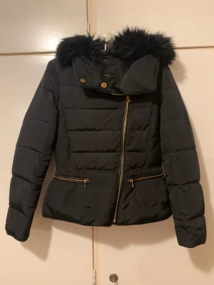 Vinterjacka från Zara - Vinterjacka från Zara. Bra skick helt ren. Aldrig fått sminkfläckar på sig.  Vindtålig Utan luva med med hög stor krage som går att stänga helt. Nypris 1600kr
