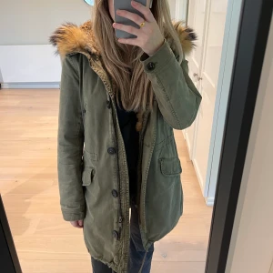 Blonde No.8 jacka - En khakigrön vinterjacka från Blonde No.8 som har äkta päls både i hela luvan samt en del på insidan av jackan vid dragkedjan! Storlek 36 och värmer sjukt bra!😊😊 Nypris ungefär 6000 kr