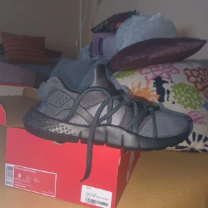 2015 Nike huarache nm  - Nya oanvända st 42.5 finns på eskilsvägen vid Haninge centrum men kan träffas upp i Stockholm området eller skicka på posten swish eller kontanter 