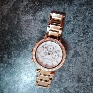 Michael kors klocka med äkthetsintyg samt försäkring och kvitto - Michael kors klocka med äkthetsintyg samt försäkring och kvitto finns. Nypris 7999kr.
