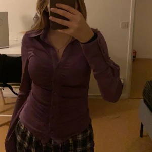 Lila tröja - En lila tröja som jag då använd på halloween som joker. tröjan är i storlek Xs och använd vid två tillfällen💜
