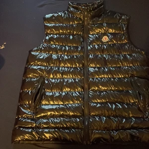 medium  - säljer en o använt moncler väst 