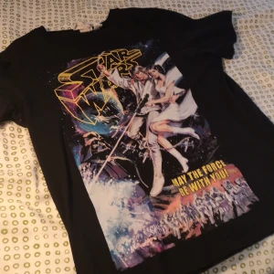 Star wars t-shirt  - H&M  t-shirt med star wars tryck, knappt använd bra skick strl M