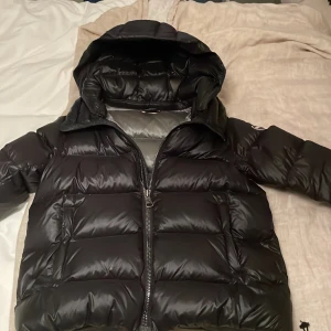 Säljer min colmar jacka  - Säljer min colmar jacka som är köpt i våras. Den här jackan köpte jag i våras på Johnells för 5800kr. Pga jag säljer den är för att den är förstor. Den är använd ca 2 gånger. För mer frågor eller bilder kom privat.  Både killar och tjej kan ha den☺️