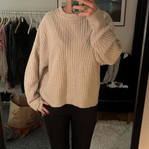 Beige stickad  - Säljer denna super fina beiga stickade tröjan.