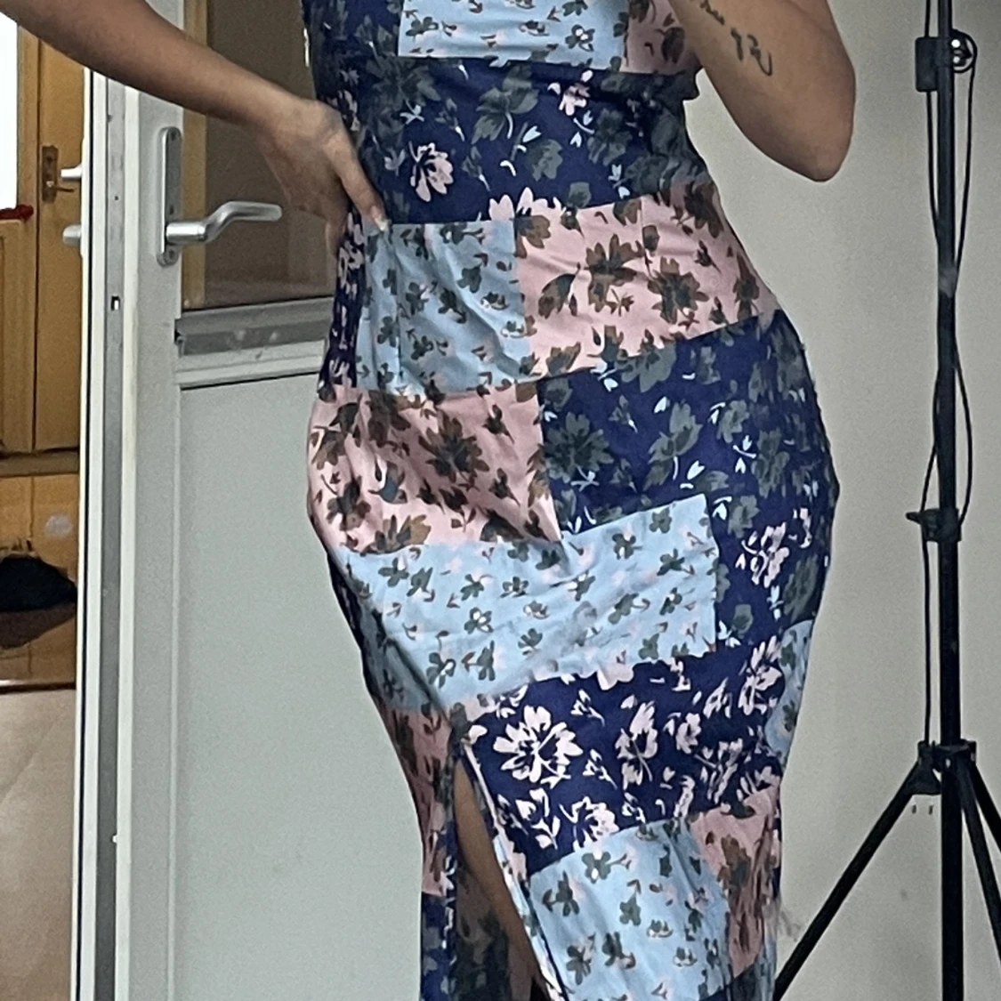 Mönstrad satin klänning  - 90