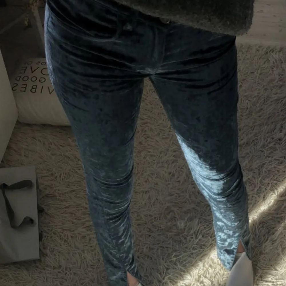Blågrå lågmidjade ”jeans” i coolt lite sammet material från Acne. Skulle säga storlek S/M. Jag är 176 cm lång så de är långa. . Jeans & Byxor.