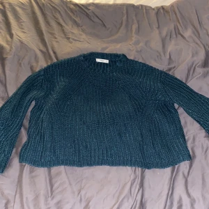 Stickad tröja  - Mörk grön stickad tröja från Mango. Använt några gånger men är i bra skick. 